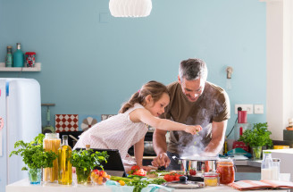 Varenie s deťmi: Ako zapojiť rodinu do procesu varenia a zábavy v kuchyni