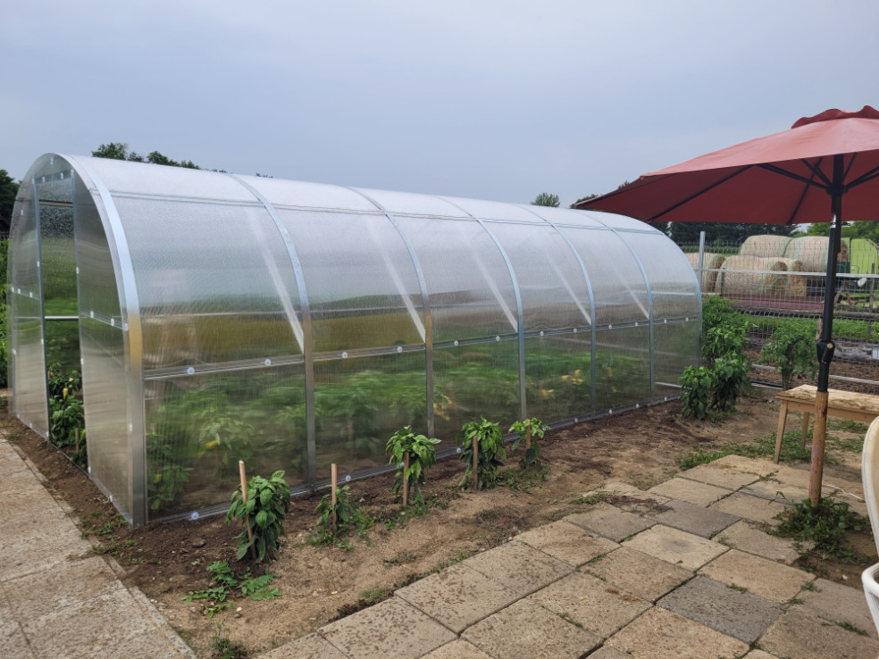 Záhradný skleník s polkruhovou strechou