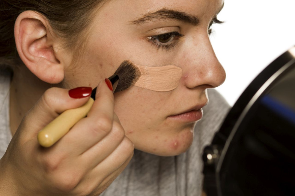 ako prekryť akné s make-upom