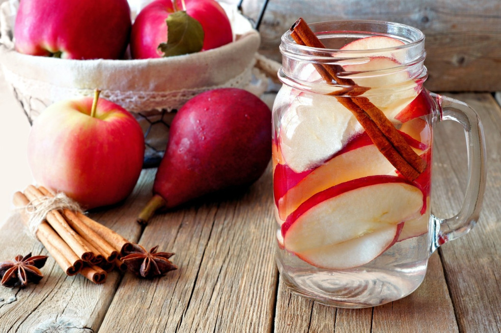 jesenný jablkovo-škoricový nápoj