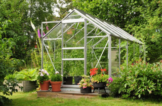 Ako si svojpomocne postaviť záhradný skleník?