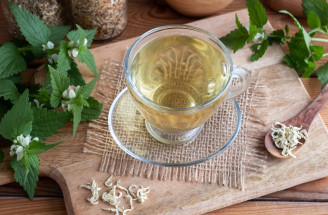 Tradičný hluchavkový čaj: To je liek nielen na menštruačné ťažkosti!