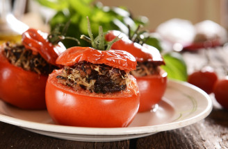 Tip na výživný obed: Čo tak skúsiť paradajky plnené mletým mäsom?