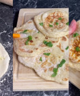 Indický chlieb naan plnený syrom – pochúťka z 5 surovín a vo verzii bez kysnutia