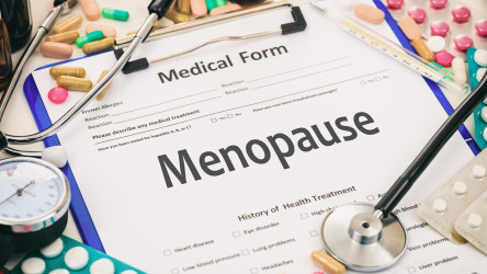 Lieky na menopauzu – pomôže hormonálna liečba, prírodné preparáty či homeopatiká?