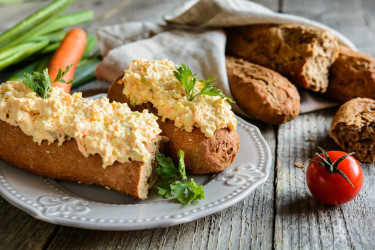 TIP na raňajky či olovrant – chutná fit tvarohová nátierka s mrkvou