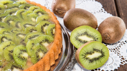 Dezerty z kiwi (kivi) – TOP recept na kiwi koláč s kyslou smotanou aj cheesecake!