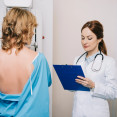 Mamografia – kedy je potrebné ju podstúpiť, ako prebieha a aké sú jej riziká?