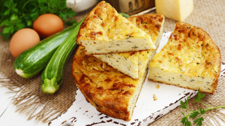 Recept: Fit slaný cuketový koláč – plný vitamínov aj bielkovín