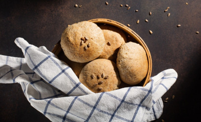 Recept na chrumkavé celozrnné žemle: Začnite deň domácim pečivom
