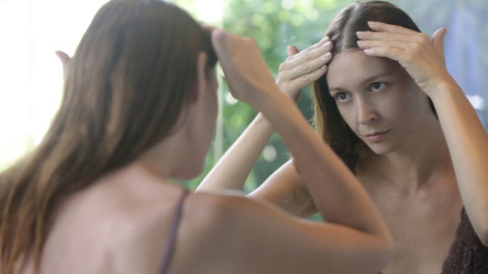 Suchá pokožka hlavy – ako sa prejavuje a čo všetko spôsobuje?