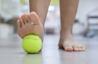 Masáž chodidiel tenisovou loptičkou: Účinná pri bolesti i ako prevencia