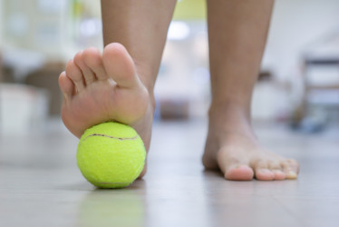 Masáž chodidiel tenisovou loptičkou: Účinná pri bolesti i ako prevencia