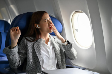 Jet lag – prečo vzniká a ako ho pri dlhých letoch zvládnuť?