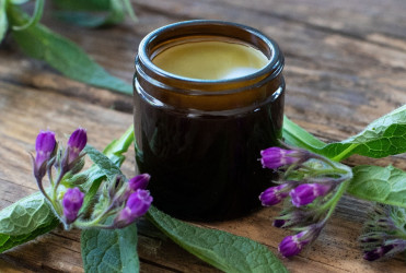 Ako využiť liečivý kostihoj? Prinášame recept na domácu kostihojovú masť!