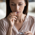 Diazepam – na čo slúži, ako účinkuje a aké má riziká? Je návykový?