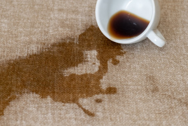 Škvrny na obruse? Nezúfajte! Ponúkame kompletný návod na záchranu vášho stola