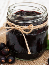 Rastú vám v záhrade čierne ríbezle? Pripravte si ríbezľový džem, sirup a ďalšie dobroty!