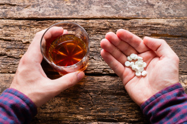 Lieky a alkohol: Kedy táto kombinácia predstavuje nebezpečenstvo?