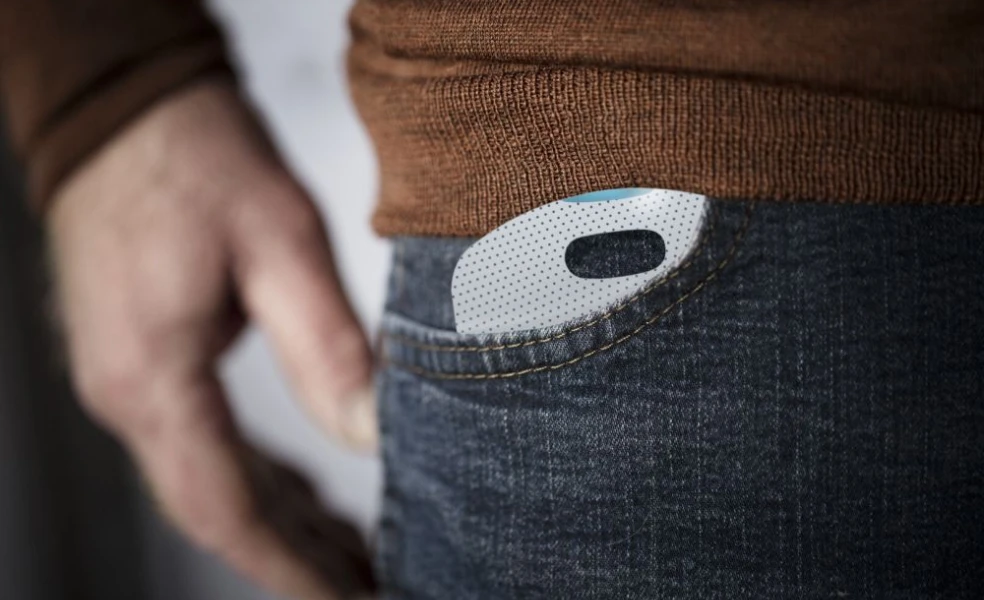 Lekár vysvetľuje pacientovi postup čistej intermitentnej katetrizácie (ČIK)