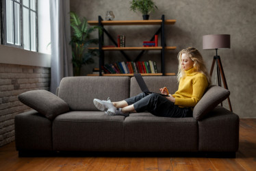 Ergonomické usporiadanie domácnosti pre zdravý chrbát – tipy, ktoré by ti nenapadli, ale pomôžu