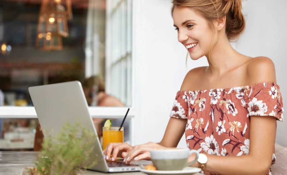 Žena sa učí online marketing a digitálne zručnosti na notebooku počas kurzu