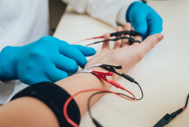 EMG vyšetrenie pomáha odhaliť viaceré poruchy. Kedy je potrebné a ako prebieha?