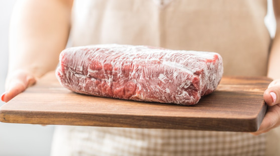 Ako na správne rozmrazovanie mäsa – aké sú možnosti a ktoré chyby určite nerobiť?!