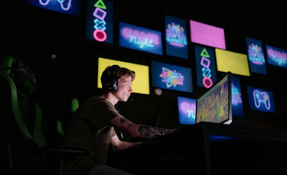 Muž si zodpovedne užíva online zábavu