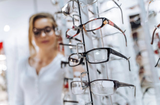 Univerzálne okuliare na čítanie zo supermarketu – je vôbec vhodné ich používať?