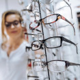 Univerzálne okuliare na čítanie zo supermarketu – je vôbec vhodné ich používať?