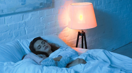 Prečo je pre kvalitný odpočinok nevyhnutný spánok v tme? TOTO spôsobuje nedostatočná tma!