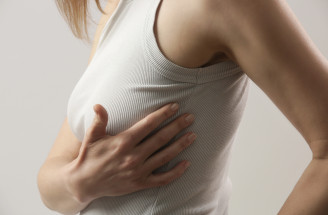 Bolesť prsníka môže mať rôzne príčiny – banálne aj veľmi vážne! Kedy vyhľadať lekára?