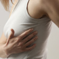 Bolesť prsníka môže mať rôzne príčiny – banálne aj veľmi vážne! Kedy vyhľadať lekára?