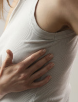 Bolesť prsníka môže mať rôzne príčiny – banálne aj veľmi vážne! Kedy vyhľadať lekára?