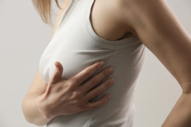 Bolesť prsníka môže mať rôzne príčiny – banálne aj veľmi vážne! Kedy vyhľadať lekára?