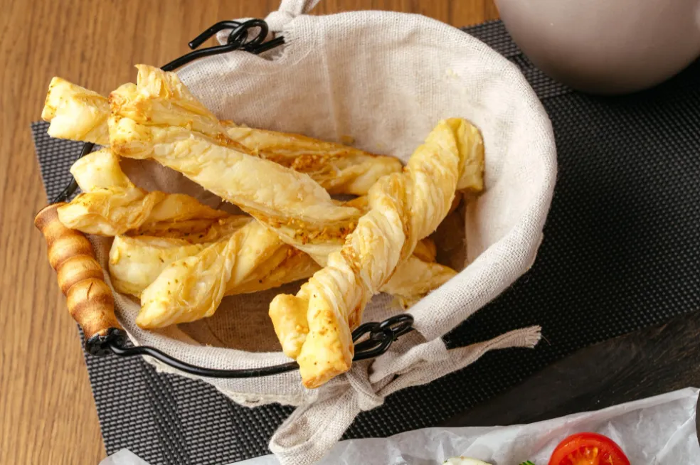 Syrové tyčinky so sezamom z lístkového cesta