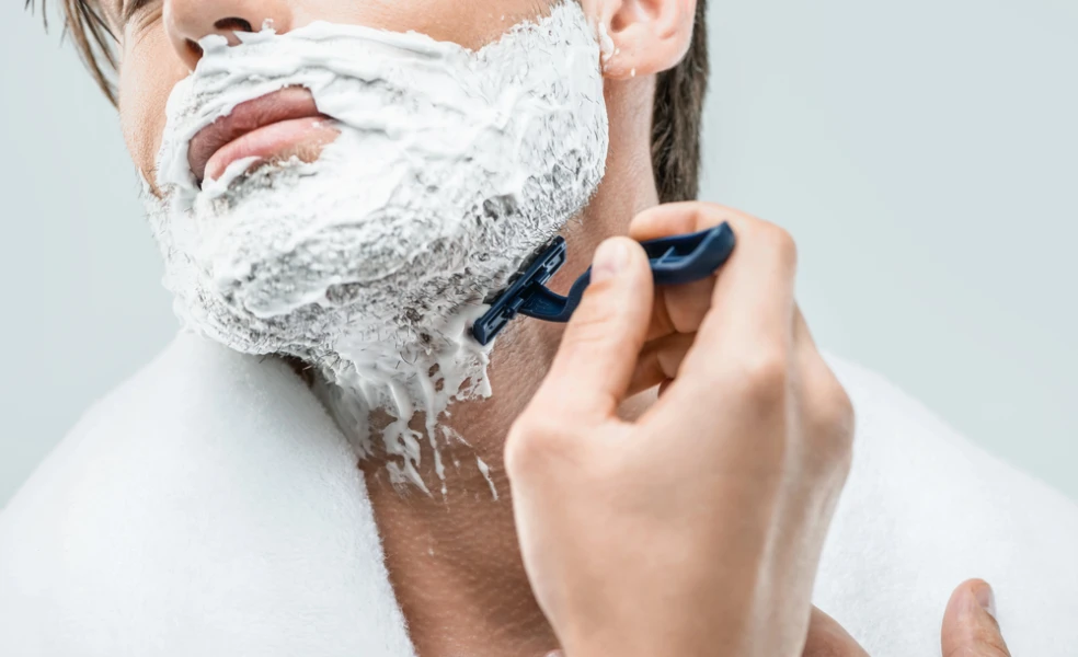 vplyv holenia na pokožku