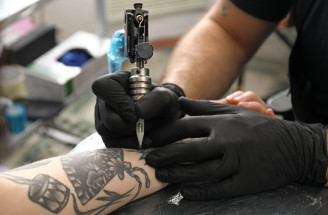 Zdravotné riziká tetovania: Čo by ste mali vedieť skôr, než sa rozhodnete?