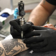 Zdravotné riziká tetovania: Čo by ste mali vedieť skôr, než sa rozhodnete?