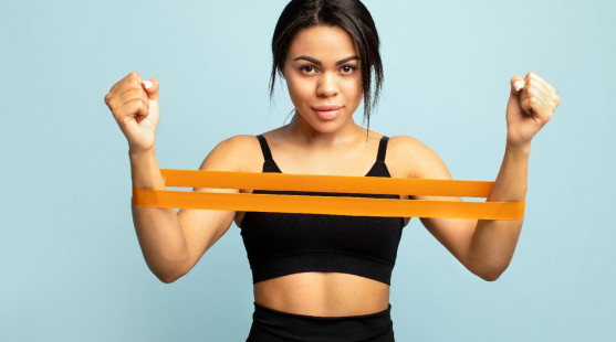 Expander alebo guma na cvičenie – ako dokáže zefektívniť domáce cvičenie?