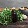 Esenciálny rozmarínový olej: Kde všade dokáže byť nápomocný?