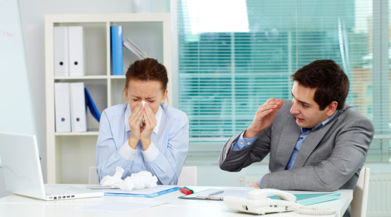 Chodenie do práce s chorobou: Prečo to robíme a čo tým riskujeme nielen z hľadiska zdravia