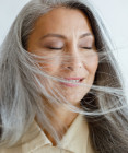 Starnutie vplýva nielen na pleť. Takto sa menia vaše vlasy s pribúdajúcim vekom