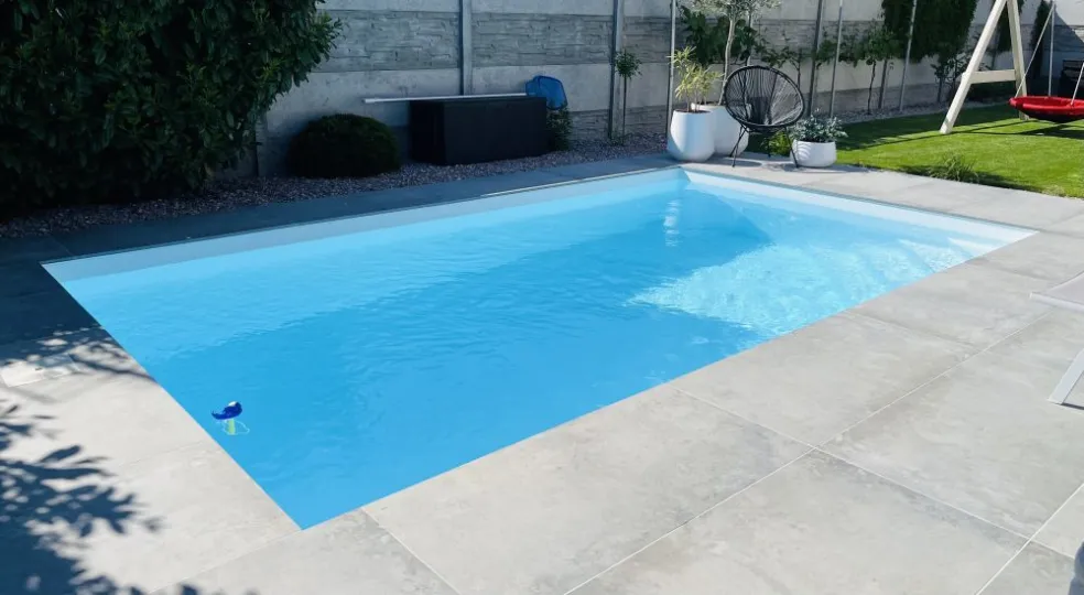 Hranatý plavecký bazén