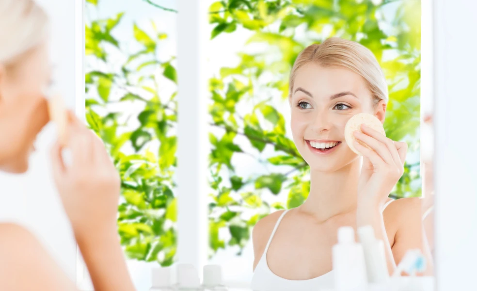 žena nanáša ľahký hydratačný krém na pleť na jar