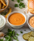 3 rýchle omáčky z domácej majonézy: Cesnakový dip, samurai dresing a burger sauce