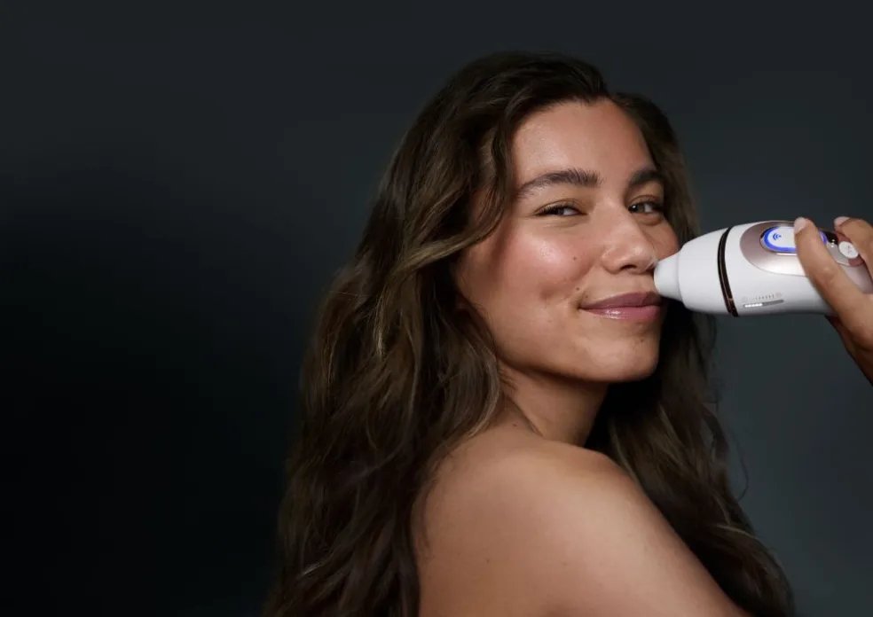 Žena používa Braun IPL epilátor na tvári