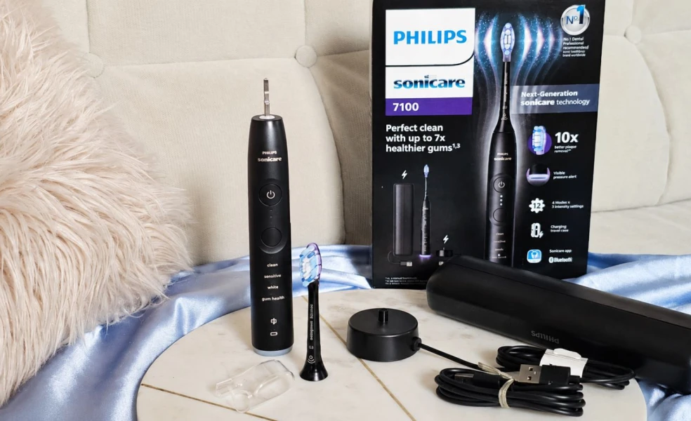 Philips Sonicare 7100 – test sonickej zubnej kefky novej generácie s kefkovým nadstavcom Premium Gum Care G3 v stojane a s cestovným púzdrom.