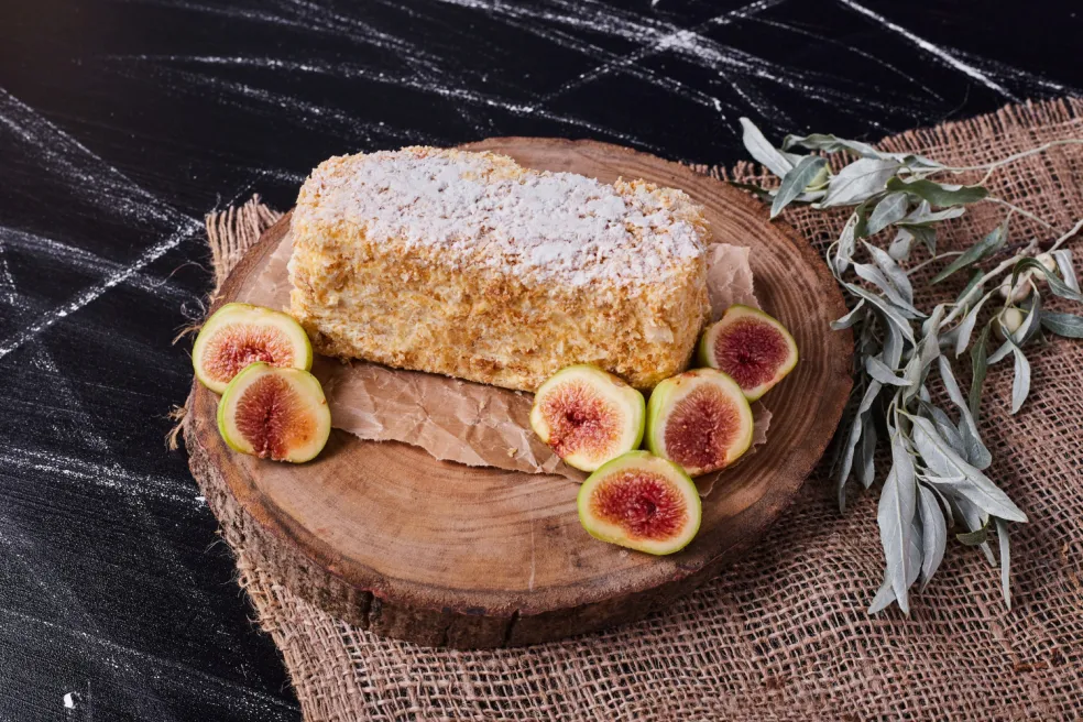 Figový koláč s bielym jogurtom a vlašskými orechmi